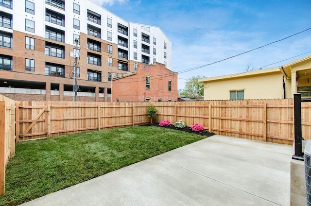 37 W 2nd Ave, Columbus, OH 43201 - view of yard featuring a patio