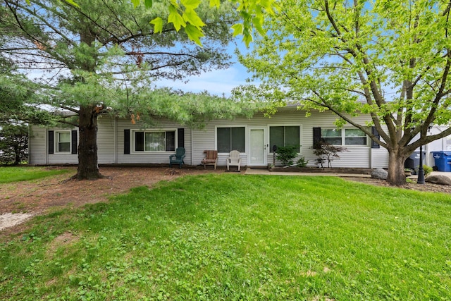 963 Erickson Ave, Columbus, OH 43227 - rear view of house with a lawn