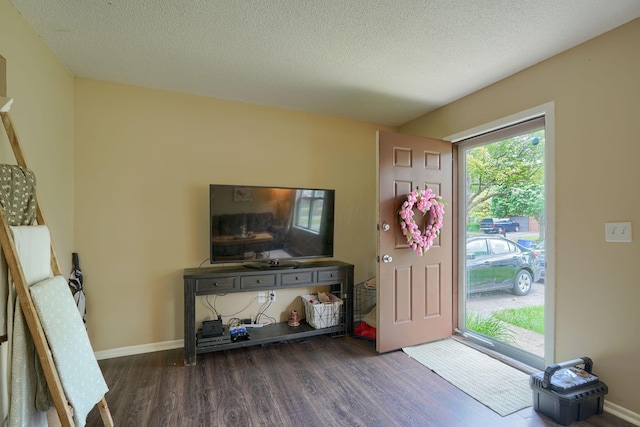 7581-7583 Pickett Ln Unit 83, Columbus, OH 43235 - foyer with wood finished floors, a textured ceiling, and baseboards