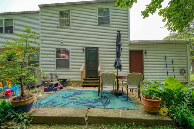7581-7583 Pickett Ln Unit 83, Columbus, OH 43235 - back of property with entry steps and a patio area