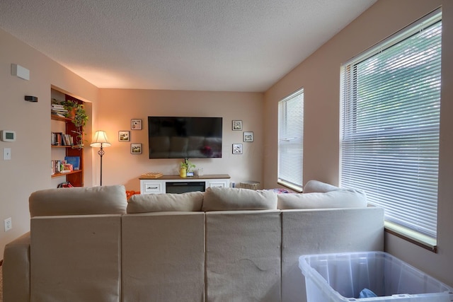 7581-7583 Pickett Ln Unit 83, Columbus, OH 43235 - living area featuring a textured ceiling
