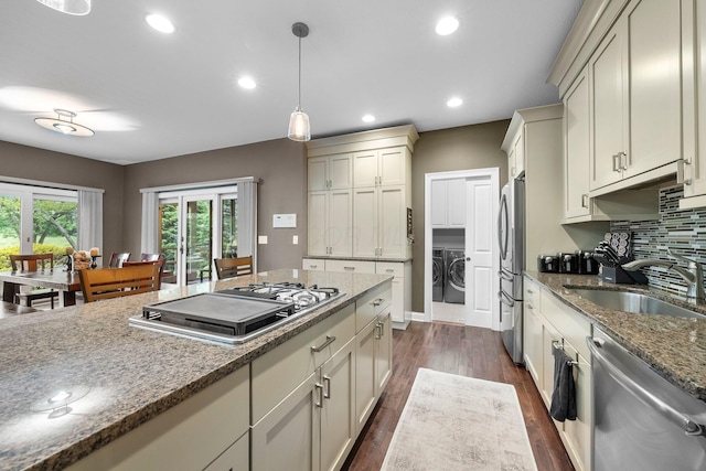 6034 Heritage View Ct, Hilliard, OH 43026 - kitchen featuring appliances with stainless steel finishes, a sink, washer and clothes dryer, pendant lighting, and recessed lighting