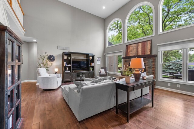 6034 Heritage View Ct, Hilliard, OH 43026 - living area featuring high vaulted ceiling, baseboards, healthy amount of natural light, wood finished floors, and recessed lighting