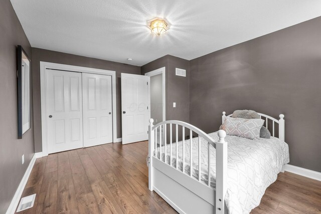 6034 Heritage View Ct, Hilliard, OH 43026 - bedroom with baseboards, wood finished floors, and a closet