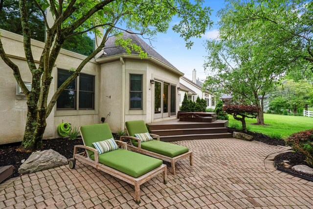 6034 Heritage View Ct, Hilliard, OH 43026 - view of patio / terrace with a hot tub