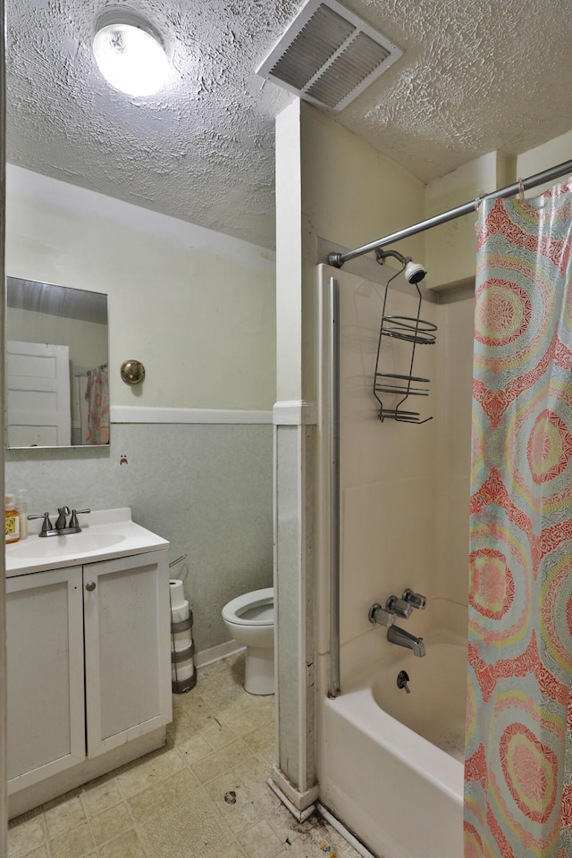 368 Alden Ave Unit 368, Columbus, OH 43201 - full bathroom featuring toilet, vanity, a textured ceiling, shower / tub combo with curtain, and tile patterned floors