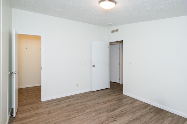 160 Cliff St, Buckeye Lake, OH 43008 - empty room with wood finished floors and a textured ceiling