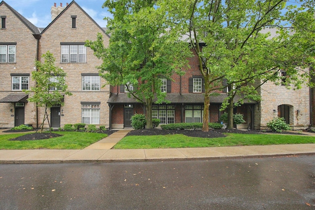 6221 Craughwell Ln, Dublin, OH 43017 - townhome / multi-family property featuring a front yard