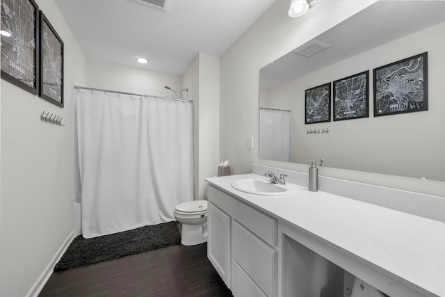 3834 Brody Dr, Grove City, OH 43123 - bathroom with wood finished floors, vanity, toilet, recessed lighting, and shower / bath combo with shower curtain