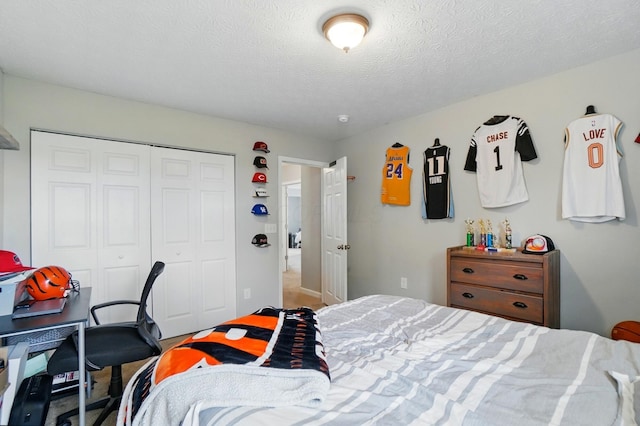 459 Wingate Pl, Mount Sterling, OH 43143 - bedroom featuring a closet and a textured ceiling