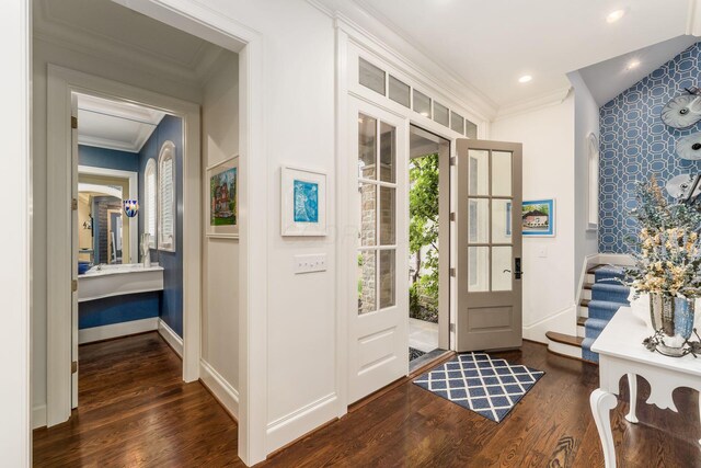 14 Lyonsgate Rd, Bexley, OH 43209 - foyer with wood finished floors, ornamental molding, baseboards, and recessed lighting