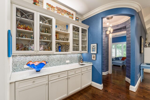 14 Lyonsgate Rd, Bexley, OH 43209 - bar with crown molding, dark wood-style floors, a sink, backsplash, and baseboards