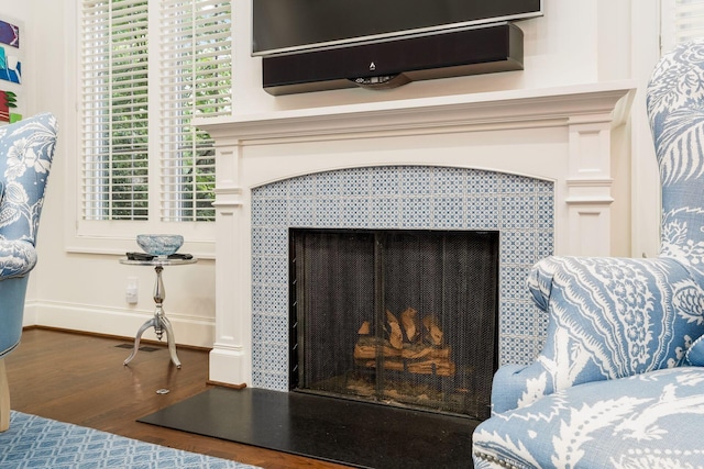14 Lyonsgate Rd, Bexley, OH 43209 - detailed view of a tile fireplace, wood finished floors, and baseboards