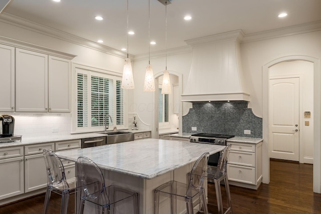 14 Lyonsgate Rd, Bexley, OH 43209 - kitchen featuring a sink, premium range hood, a kitchen bar, crown molding, and a center island