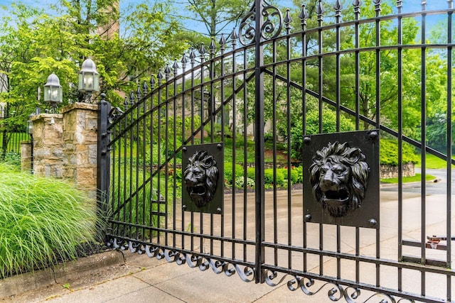 14 Lyonsgate Rd, Bexley, OH 43209 - view of gate