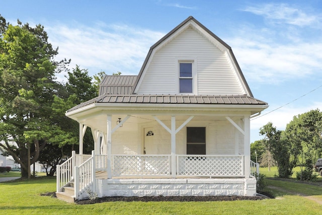 800 S Detroit St, Bellefontaine, OH 43311 - colonial inspired home with covered porch, a gambrel roof, and a front lawn