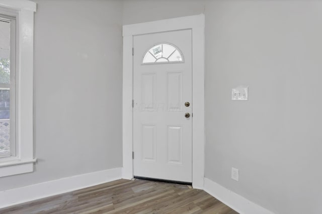 800 S Detroit St, Bellefontaine, OH 43311 - foyer with wood finished floors and baseboards