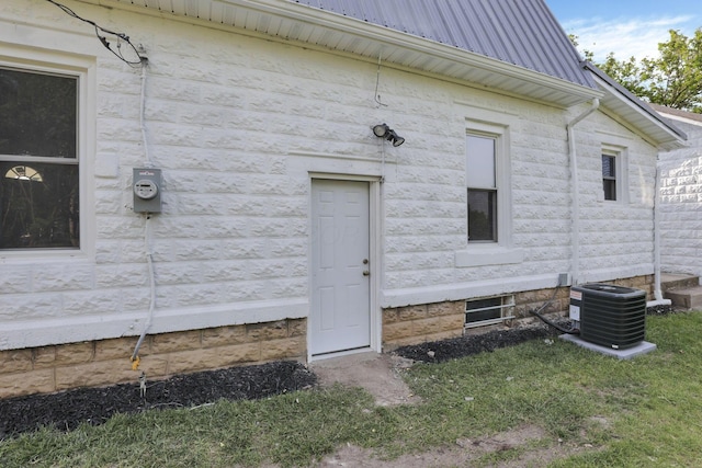 800 S Detroit St, Bellefontaine, OH 43311 - entrance to property with cooling unit and metal roof