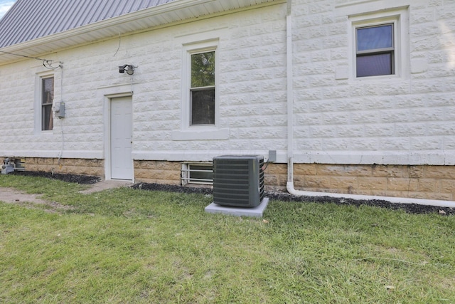 800 S Detroit St, Bellefontaine, OH 43311 - rear view of house featuring central AC and a yard