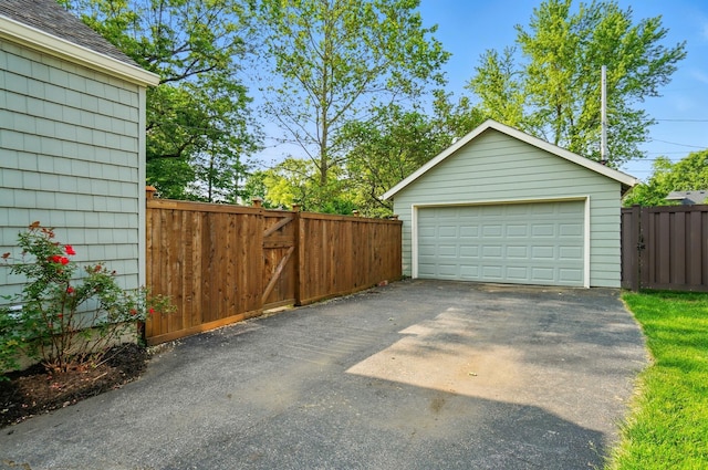 91 Nottingham Rd, Columbus, OH 43214 - detached garage with a gate