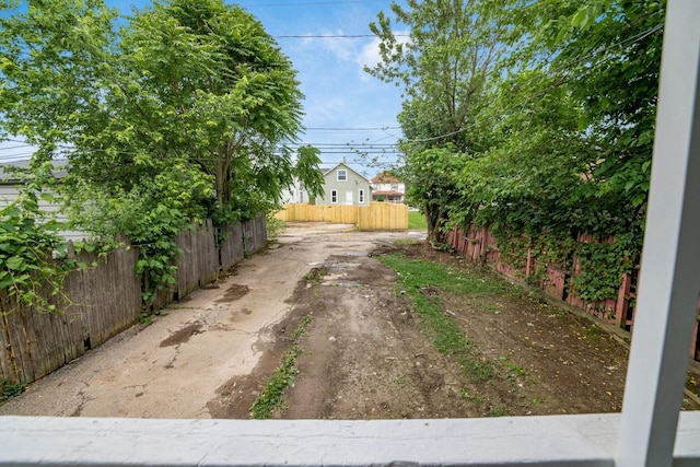 960 Carpenter St, Columbus, OH 43206 - fenced yard featuring driveway
