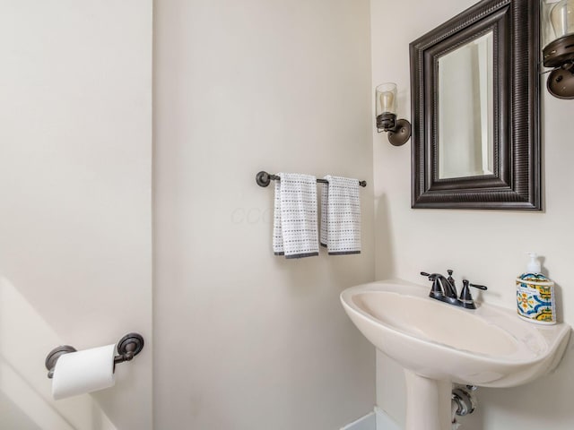 2805 Brandon Rd, Upper Arlington, OH 43221 - bathroom featuring baseboards