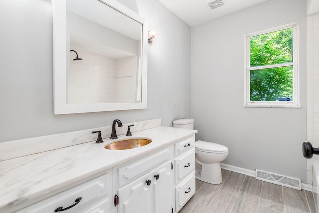 337 Naiche Ct, Columbus, OH 43213 - bathroom featuring vanity, tiled shower, and wood finished floors