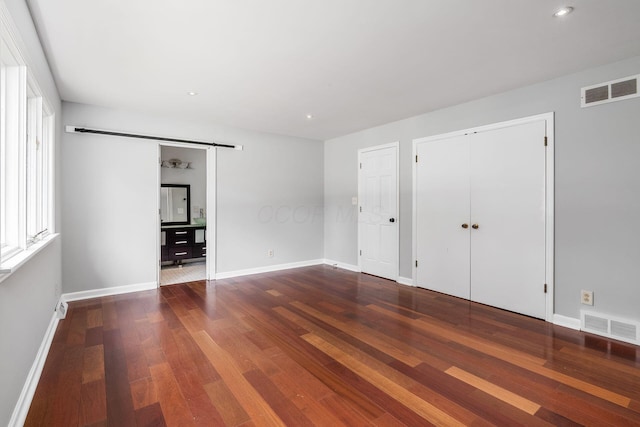 337 Naiche Ct, Columbus, OH 43213 - unfurnished bedroom featuring wood finished floors, recessed lighting, and a barn door