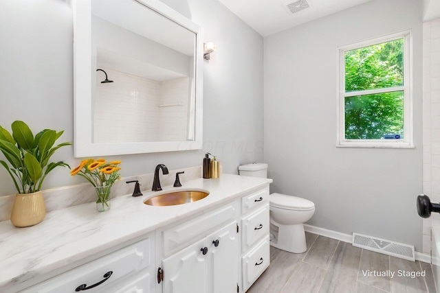 337 Naiche Ct, Columbus, OH 43213 - bathroom with vanity, tiled shower, and wood finished floors