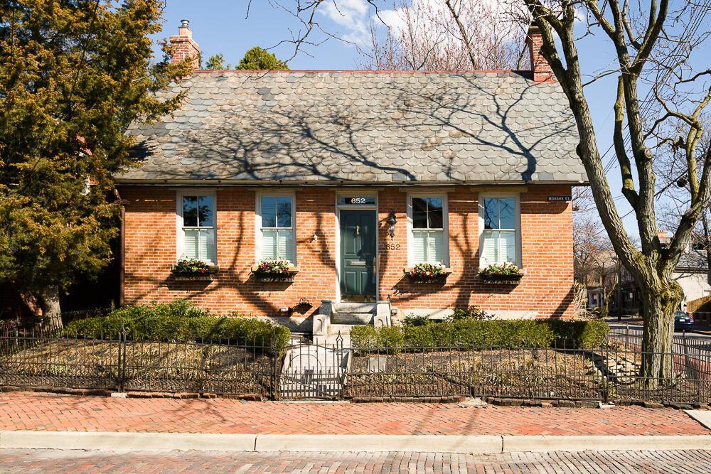 652 Mohawk St, Columbus, OH 43206 - view of front of property with a chimney, brick siding, and a fenced front yard