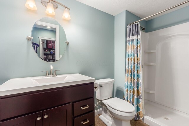 340 Olentangy W, Delaware, OH 43015 - full bath with toilet, vanity, and a shower with shower curtain