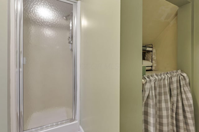 1442 S 4th St, Columbus, OH 43207 - bathroom with a stall shower