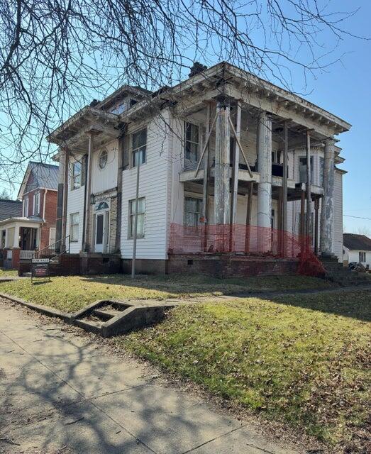 615 S Court St, Circleville, OH 43113 - view of front of house featuring a front lawn and a porch