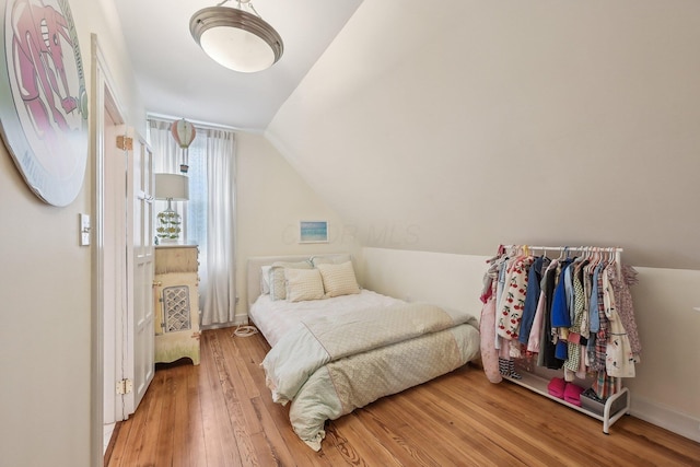 436 Beck St, Columbus, OH 43206 - bedroom featuring light wood-type flooring, lofted ceiling, and baseboards