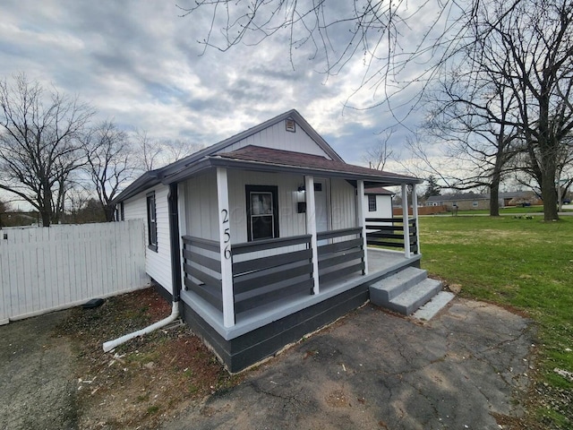256 Rumsey Rd Unit 258, Columbus, OH 43207 - view of front facade featuring covered porch