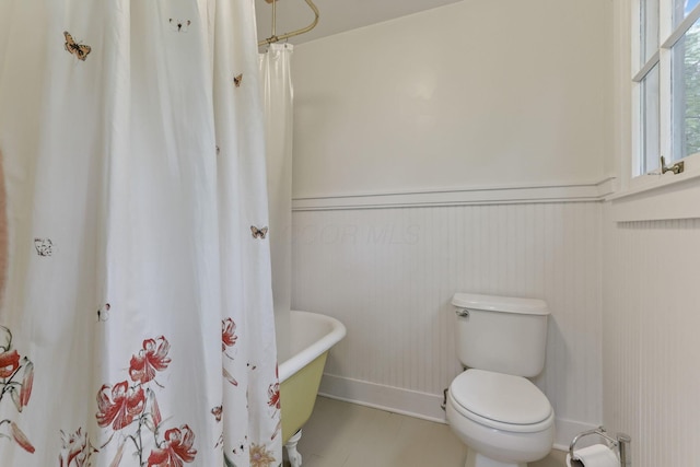 3381/2 16th St, Lancaster, OH 43130 - full bathroom with a freestanding bath, toilet, wainscoting, and baseboards