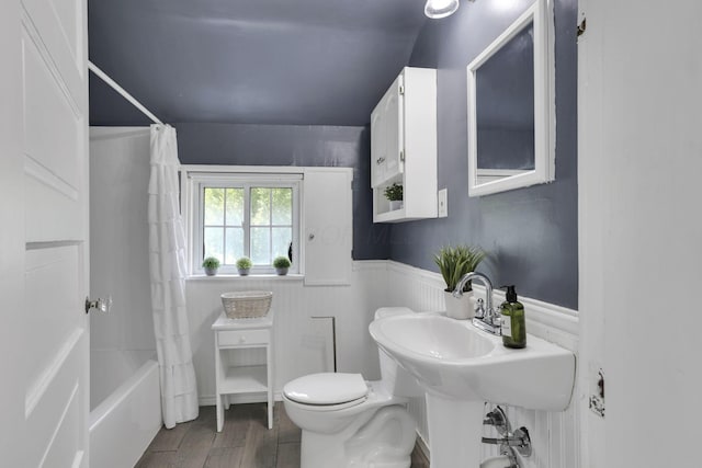 78 Griswold St, Delaware, OH 43015 - full bath with toilet, a wainscoted wall, and shower / tub combo