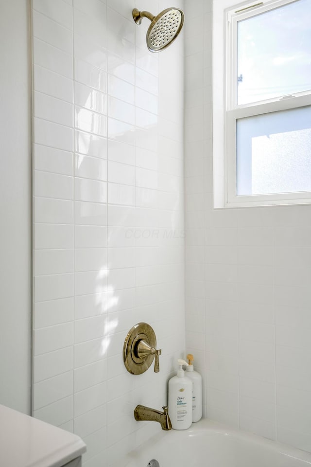 1997 Ferris Rd, Columbus, OH 43224 - bathroom featuring shower / bathtub combination