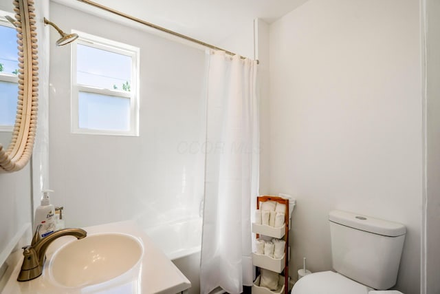 1997 Ferris Rd, Columbus, OH 43224 - full bath featuring toilet, vanity, and shower / tub combo with curtain