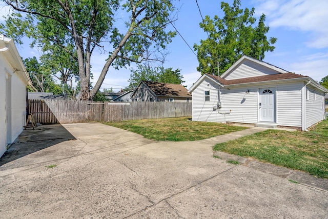 1997 Ferris Rd, Columbus, OH 43224 - view of yard featuring a patio and driveway