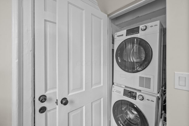 145 E Sycamore St, Columbus, OH 43206 - washroom featuring stacked washer / dryer