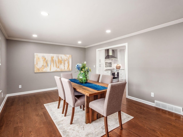 1360 Clubview Blvd S, Columbus, OH 43235 - dining space featuring ornamental molding, baseboards, recessed lighting, and wood finished floors