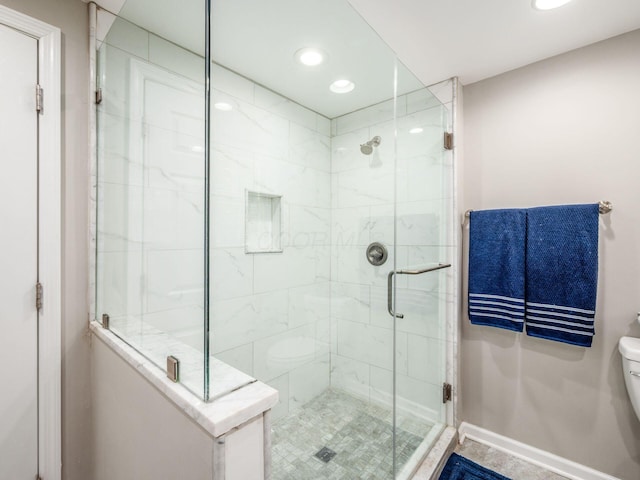 1360 Clubview Blvd S, Columbus, OH 43235 - bathroom featuring toilet, a shower stall, recessed lighting, and baseboards