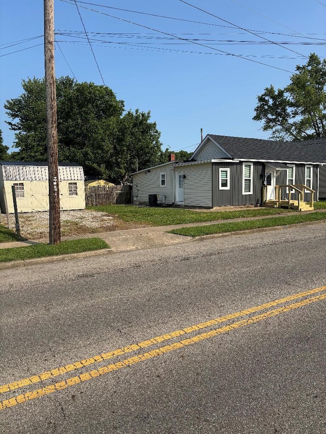 418 Clinton St, Circleville, OH 43113 - view of front of property featuring board and batten siding and driveway