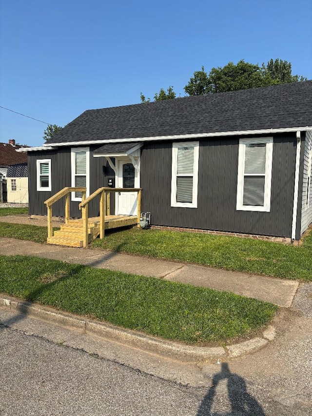 418 Clinton St, Circleville, OH 43113 - manufactured / mobile home featuring roof with shingles