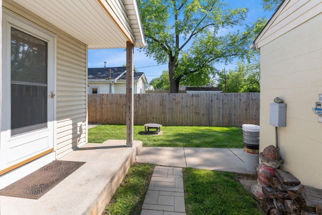 3009 Hiawatha St, Columbus, OH 43224 - view of yard featuring a patio