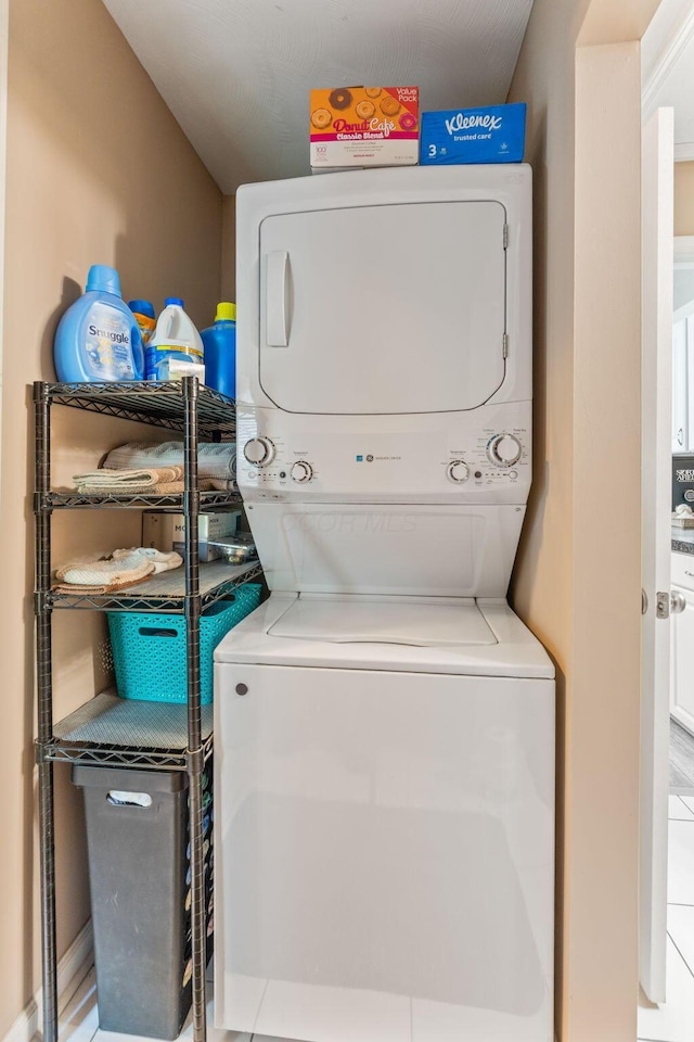 3009 Hiawatha St, Columbus, OH 43224 - laundry area featuring stacked washer / dryer