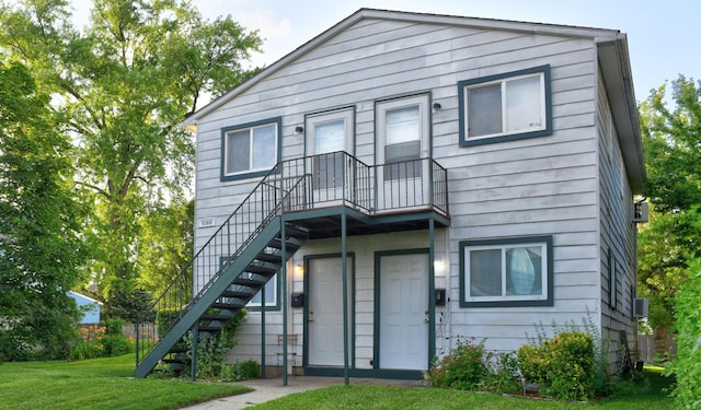 1088 Franklin Ave, Columbus, OH 43205 - back of property with stairway and a yard