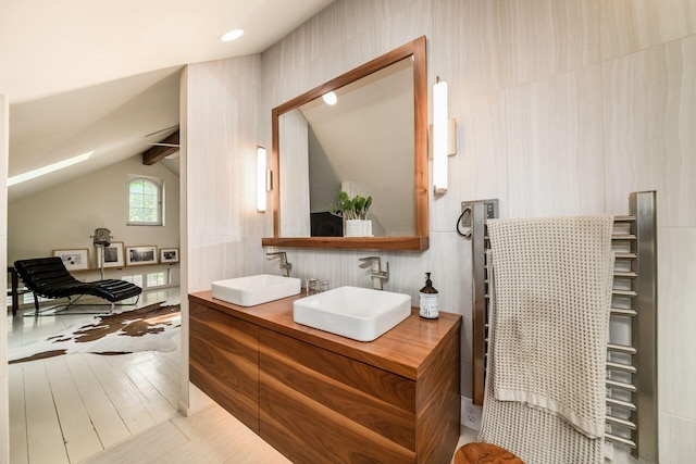 584 Franklin Ave, Columbus, OH 43215 - bathroom with double vanity and vaulted ceiling