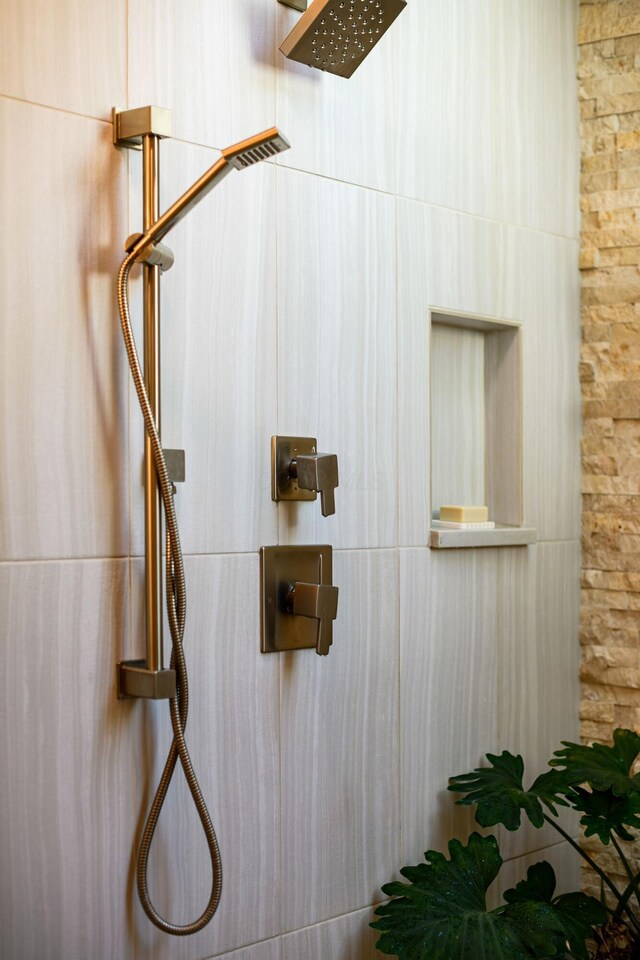 584 Franklin Ave, Columbus, OH 43215 - view of bathroom